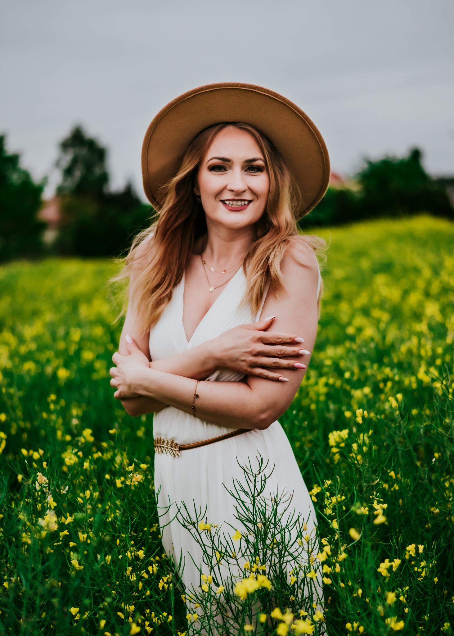 Na zdjęciu znajduje sDziewczynka, która przyjmowała pierwszą komunię świętą