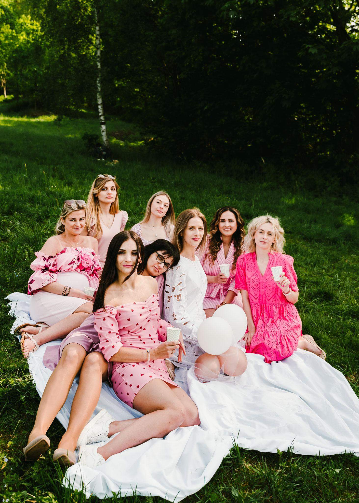 Zdjęcie dziewczyn świętujących wieczór panieński podczas pikniku