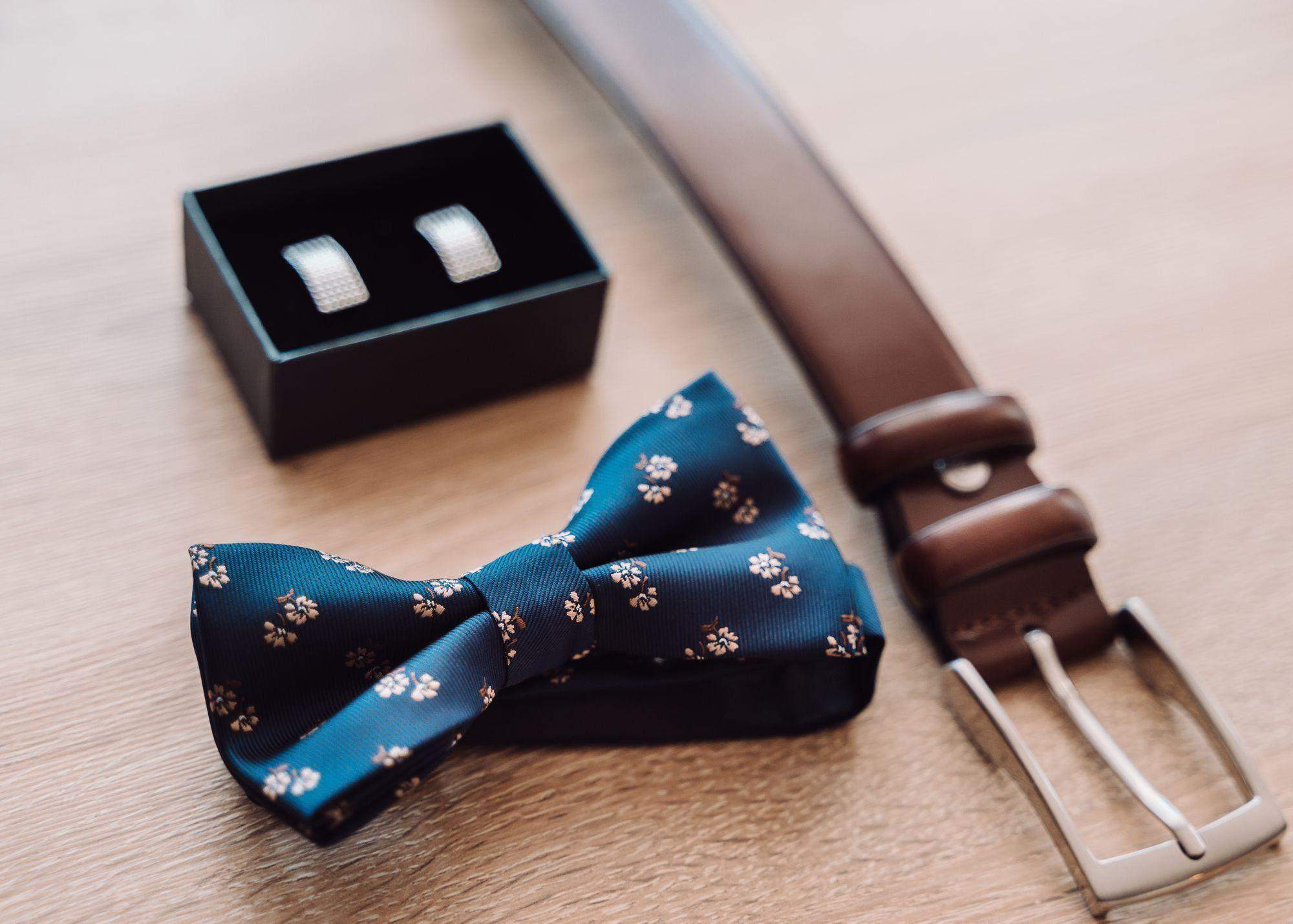 Zdjęcie przedstawiające detale ślubne takie jak buty, biżuteria i bukiet Pani Młodej